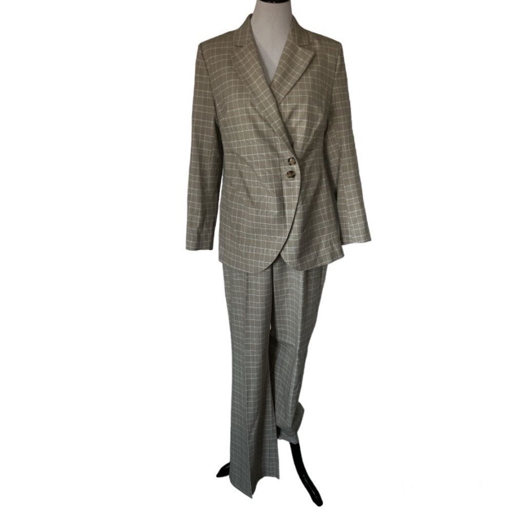 Elie Tahari Pebble Step Blazer (size 8)and Flared Pants (size 10) ⭐️